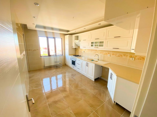 REMAX LAVANDA ANADOLU LİSESİ SOKAĞINDA 2+1 KİRALIK DAİRE!
