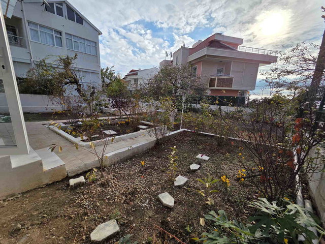 SILIVRI GÜMÜŞYAKA DA DENIZE 50 METRE YAKIN YAZLIK ( DENIZ MANZARALI )