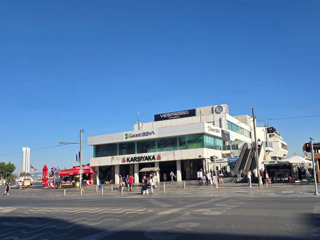 KARŞIYAKA ALAYBEY MERKEZDE EŞYALI 1+1 KİRALIK DAİRE