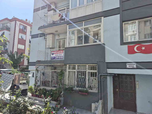 MANİSA MERKEZEFENDİ'DE ASANSÖR KÖŞE BİNA KİRALIK DAİRE