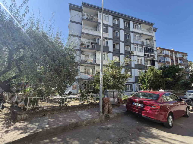 MANİSA MERKEZEFENDİ'DE ASANSÖR KÖŞE BİNA KİRALIK DAİRE