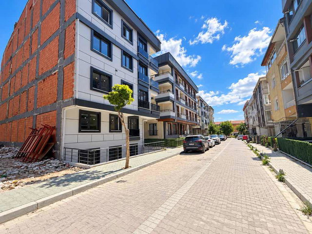 DENIZ KÖŞKLER MAHALLESINDE ANA YOLDA SIFIR BINADA KIRALIK 2+1 DAIRE