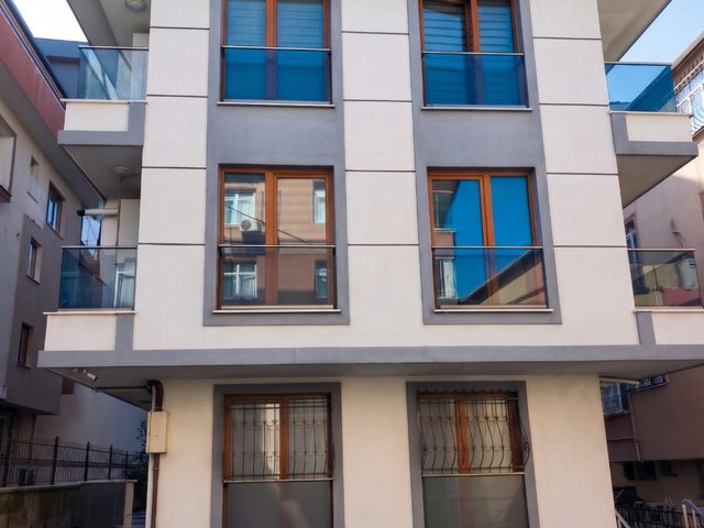 YEDITEPE ÜNI. YANI ARA KAT 1+1 AYRI MUTFAKLI VE BALKONLU