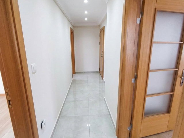 YEDITEPE ÜNI. YANI ARA KAT 1+1 AYRI MUTFAKLI VE BALKONLU