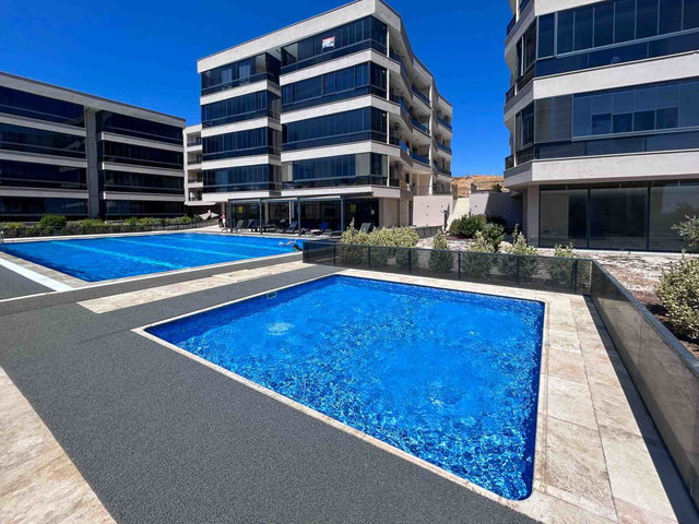 AYVALIK KÜÇÜKKÖY'DE HAVUZLU SITEDE SATILIK 3+1 DAIRE