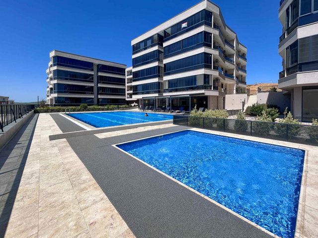 AYVALIK KÜÇÜKKÖY'DE HAVUZLU SITEDE SATILIK 3+1 DAIRE