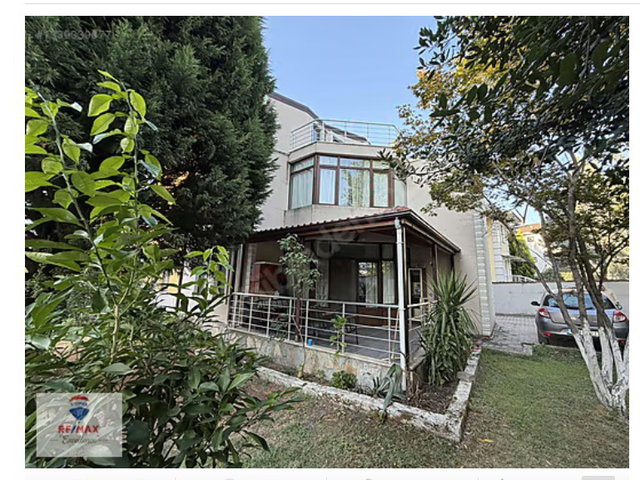 SAPANCA'DA HAVUZLU SİTEDE SATILIK TRİPLEKS VİLLA