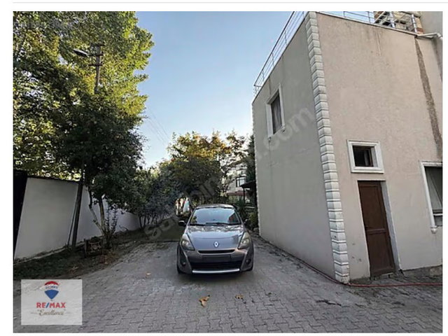 SAPANCA'DA HAVUZLU SİTEDE SATILIK TRİPLEKS VİLLA