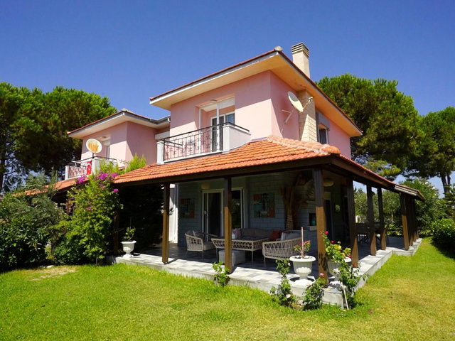 ÇEŞME OVACIK PEMBE EVLER SİTESİ’NDE 3+1, 2 KATLI, 4 CEPHE VİLLA | VERANDA & BALKON