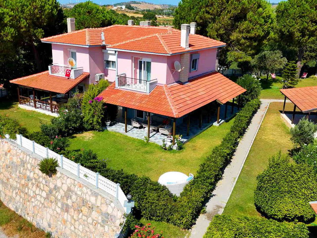 ÇEŞME OVACIK PEMBE EVLER SİTESİ’NDE 3+1, 2 KATLI, 4 CEPHE VİLLA | VERANDA & BALKON