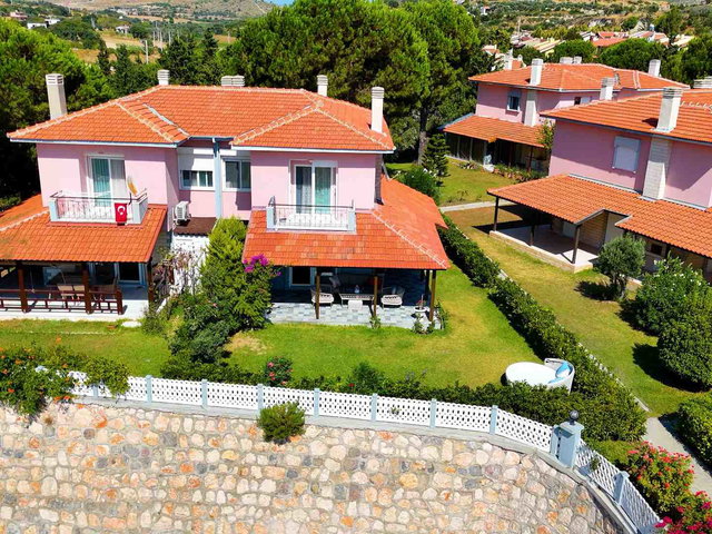 ÇEŞME OVACIK PEMBE EVLER SİTESİ’NDE 3+1, 2 KATLI, 4 CEPHE VİLLA | VERANDA & BALKON