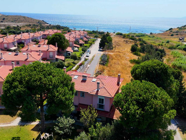 ÇEŞME OVACIK PEMBE EVLER SİTESİ’NDE 3+1, 2 KATLI, 4 CEPHE VİLLA | VERANDA & BALKON