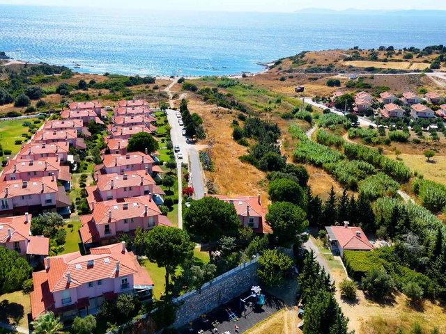 ÇEŞME OVACIK PEMBE EVLER SİTESİ’NDE 3+1, 2 KATLI, 4 CEPHE VİLLA | VERANDA & BALKON
