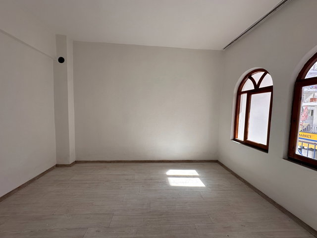 AŞAĞIPAZARCIDA FEVZİ PAŞA CEDDESİNDE IRMAĞA 50 M SATILIK DAİRE