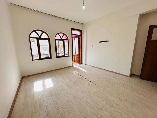 AŞAĞIPAZARCIDA FEVZİ PAŞA CEDDESİNDE IRMAĞA 50 M SATILIK DAİRE