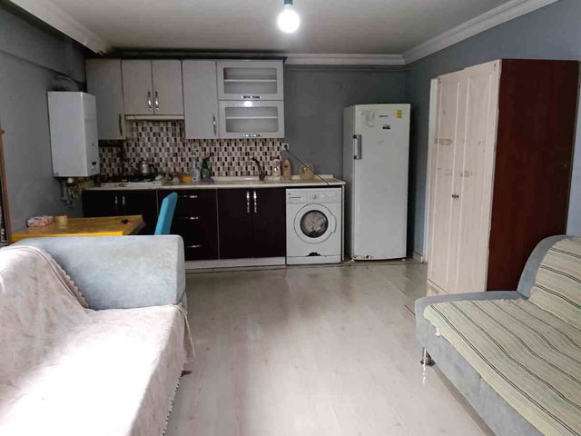 SERDİVAN KARAKOL CİVARINDA ÖĞRENCİYE ÇALIŞANA BEKARA KİRALIK 2+1 EŞYALI APART DAİRE