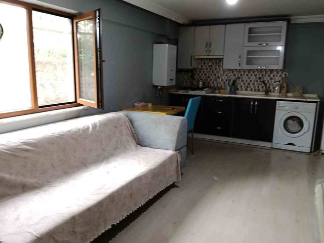 SERDİVAN KARAKOL CİVARINDA ÖĞRENCİYE ÇALIŞANA BEKARA KİRALIK 2+1 EŞYALI APART DAİRE