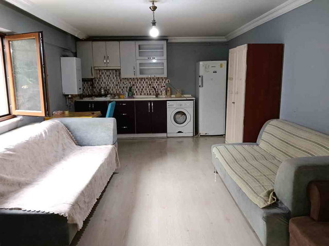 SERDİVAN KARAKOL CİVARINDA ÖĞRENCİYE ÇALIŞANA BEKARA KİRALIK 2+1 EŞYALI APART DAİRE