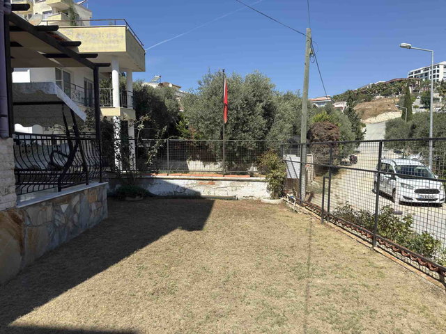 KADINLAR DENİZİNDE TAM MÜSTAKİL SATILIK BÜYÜK BAHÇELİ 4+1 VİLLA