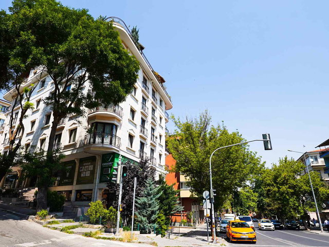 BÜLBÜLDERESİ ÜZERİ MOBİLYALI KAT KONUMUNDA VERANDALI 2+1 DAİRE