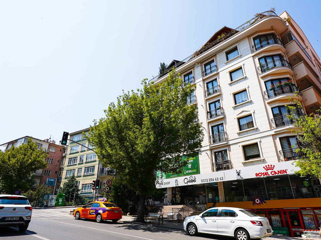 BÜLBÜLDERESİ ÜZERİ MOBİLYALI KAT KONUMUNDA VERANDALI 2+1 DAİRE