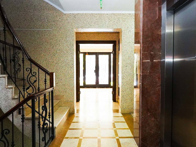 BÜLBÜLDERESİ ÜZERİ MOBİLYALI KAT KONUMUNDA VERANDALI 2+1 DAİRE