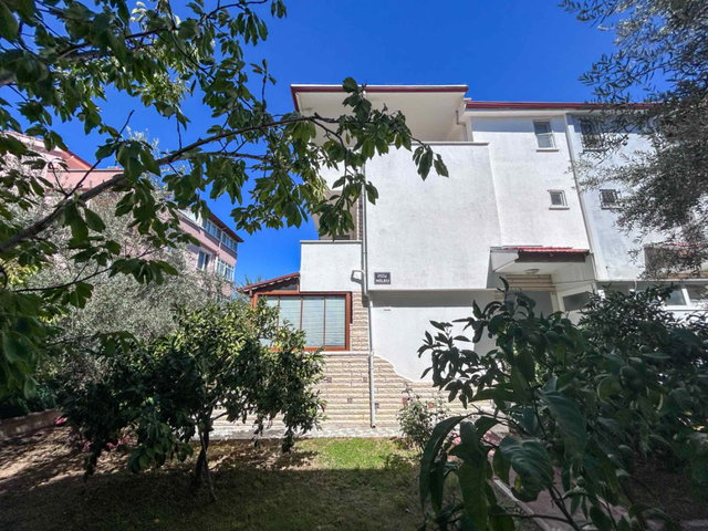 EDREMİT AVCILAR'DA DENİZE ÇOK YAKIN  3,5+1  EŞYALI TRİPLEKS VİLLA