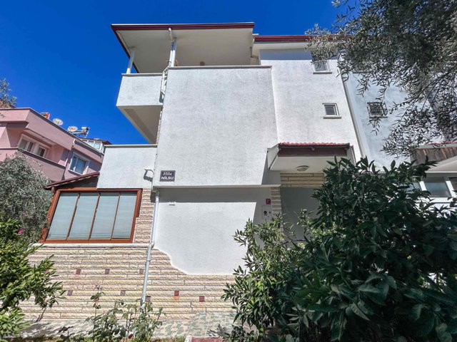 EDREMİT AVCILAR'DA DENİZE ÇOK YAKIN  3,5+1  EŞYALI TRİPLEKS VİLLA