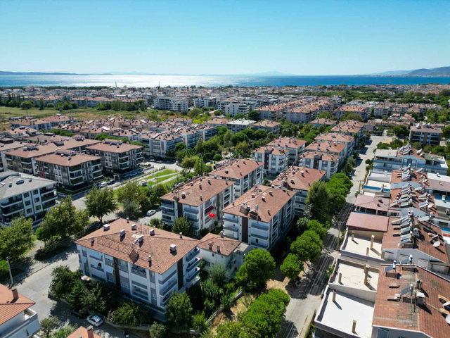 EDREMIT ALTINKUM'DA SATILIK SİTEDE 2+1 DOĞALGAZLI YÜKSEK GİRİŞ DAİRE