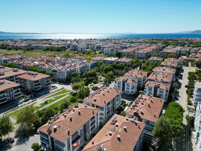 EDREMIT ALTINKUM'DA SATILIK SİTEDE 2+1 DOĞALGAZLI YÜKSEK GİRİŞ DAİRE
