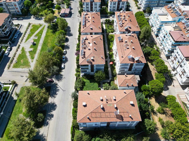 EDREMIT ALTINKUM'DA SATILIK SİTEDE 2+1 DOĞALGAZLI YÜKSEK GİRİŞ DAİRE