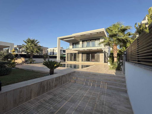 DİDİM EFELER’DE 500 M² ARSA İÇİNDE ÖZEL HAVUZLU 5+1 TAM MÜSTAKİL VİLLA TAKASA AÇIK