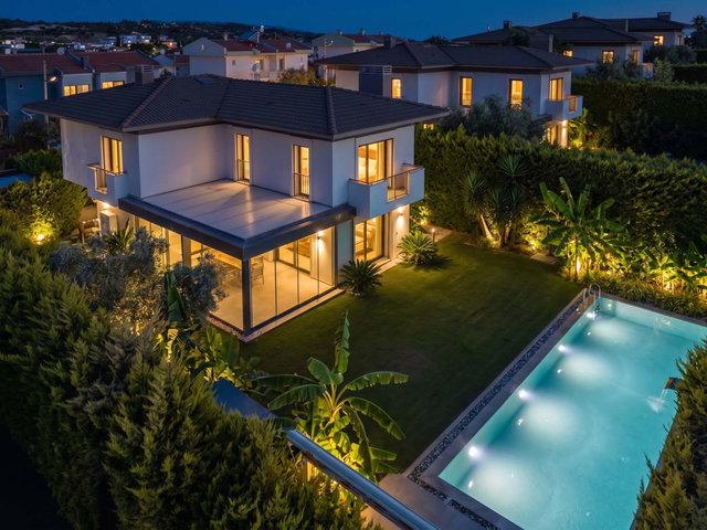 ÇEŞME DALYAN'DA BUTİK SİTEDE SATILIK HAVUZLU MÜSTAKİL 4+1 VİLLA