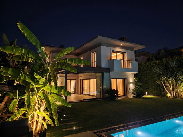 ÇEŞME DALYAN'DA BUTİK SİTEDE SATILIK HAVUZLU MÜSTAKİL 4+1 VİLLA