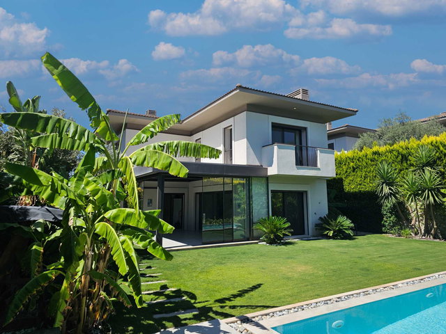 ÇEŞME DALYAN'DA BUTİK SİTEDE SATILIK HAVUZLU MÜSTAKİL 4+1 VİLLA