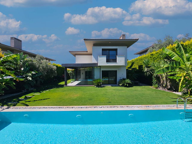 ÇEŞME DALYAN'DA BUTİK SİTEDE SATILIK HAVUZLU MÜSTAKİL 4+1 VİLLA
