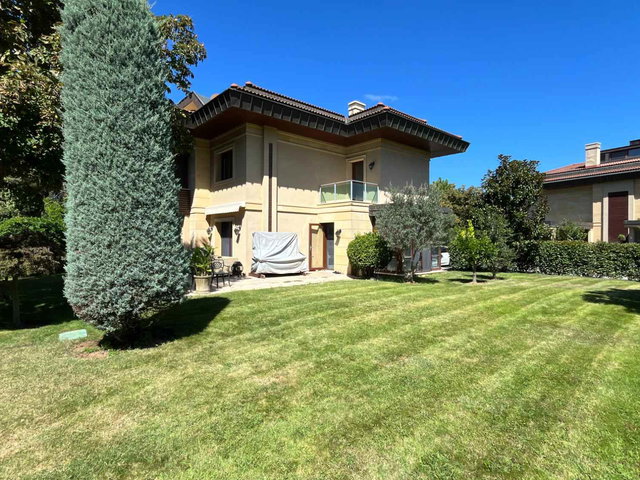 REMAX OYA DOĞAN ÇEKMEKÖY TERRA PORTIA 5+2 KİRALIK VİLLA