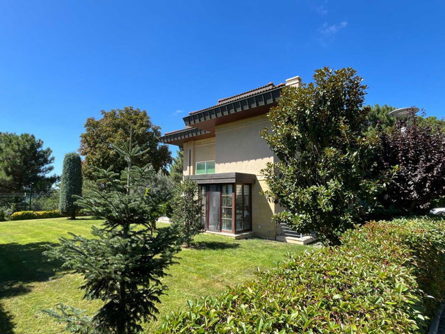 REMAX OYA DOĞAN ÇEKMEKÖY TERRA PORTIA 5+2 KİRALIK VİLLA