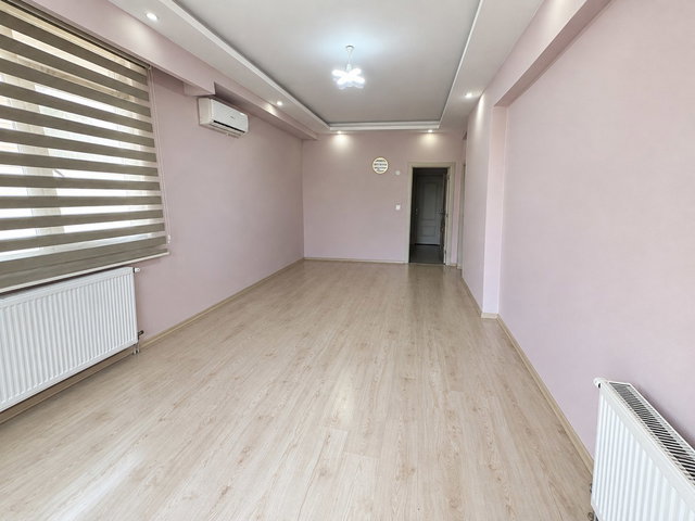 ÜSKÜDAR KÜPLÜCEDE BAHÇE KULLANIMLI AYDINLIK KAPALI OTOPARKLI 1+1