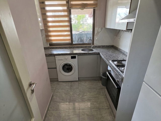 ÜSKÜDAR KÜPLÜCEDE BAHÇE KULLANIMLI AYDINLIK KAPALI OTOPARKLI 1+1