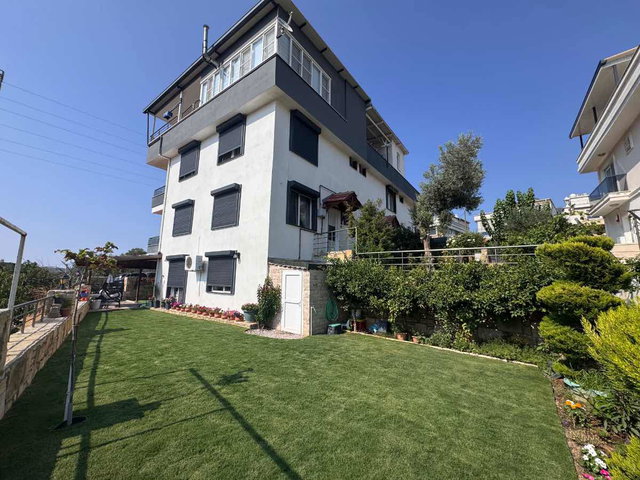 FOÇA M.K. ATATÜRK MAH’DE 2018 YAPIMI 4+2, 210 M², ÇİFT MUTFAKLI 3 KATLI VİLLA