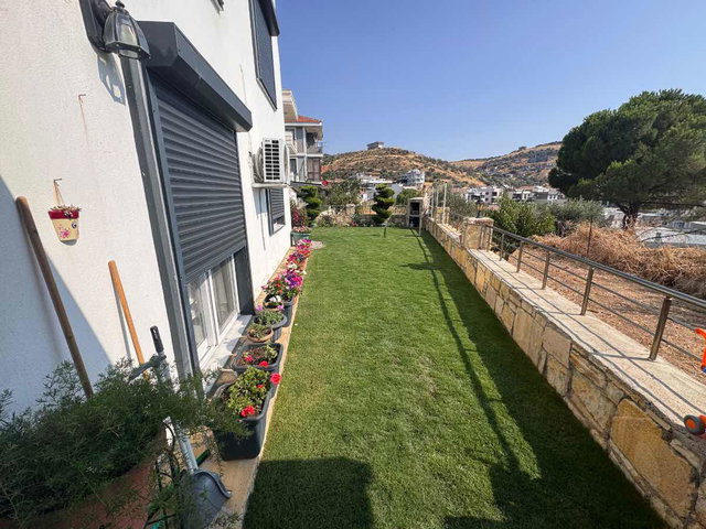 FOÇA M.K. ATATÜRK MAH’DE 2018 YAPIMI 4+2, 210 M², ÇİFT MUTFAKLI 3 KATLI VİLLA