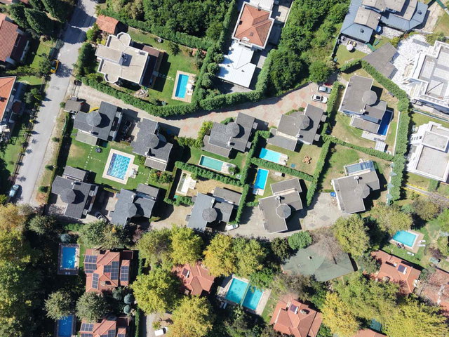 KIRKPINAR'DA MÜSTAKIL TADINDA HAVUZLU  VILLA 480M² ARSA PAYI