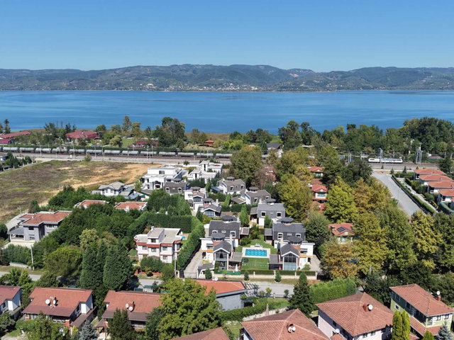 KIRKPINAR'DA MÜSTAKIL TADINDA HAVUZLU  VILLA 480M² ARSA PAYI