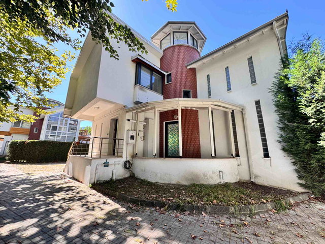KIRKPINAR'DA MÜSTAKIL TADINDA HAVUZLU  VILLA 480M² ARSA PAYI