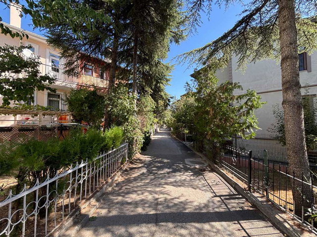 UĞUR MUMCU’DA GÜVEN BAŞARI SİTESİ’NDE 3+1 MÜSTAKİL EV | 180 M² BRÜT | BOŞ & KREDİYE UYGUN