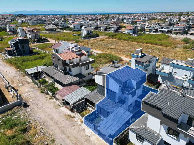 DİKİLİ CUMHURİYET MAHALLESİ’NDE VERANDALI, PANJURLU SATILIK VİLLA