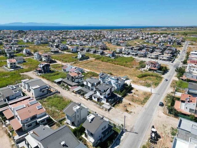 DİKİLİ CUMHURİYET MAHALLESİ’NDE VERANDALI, PANJURLU SATILIK VİLLA