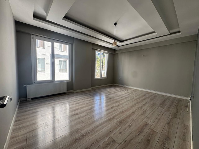 VADİ İZMİT SİTESİ’NDE 2+1 BALKONLU ARA KAT DAİRE