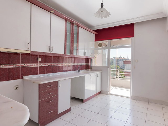 BATIKENT BATI SİTESİ’NDE MERKEZ 84 SİTESİ’NDE 3+1, 125 M² NET, MERKEZİ ISITMALI, BALKONLU DAİRE